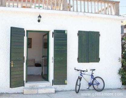 Apartment Babic, private accommodation in city Molat, Croatia